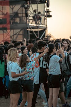 大学生群体热切期盼；全国两会积极回应青春关切。