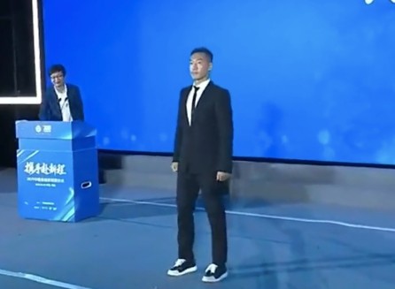  吴曦二度加冕中国金球；热爱驱动漫长征程；于汉超光芒值得铭记。 体育新闻 吴曦二度加冕中国金球；热爱驱动漫长征程；于汉超光芒值得铭记。 体育新闻