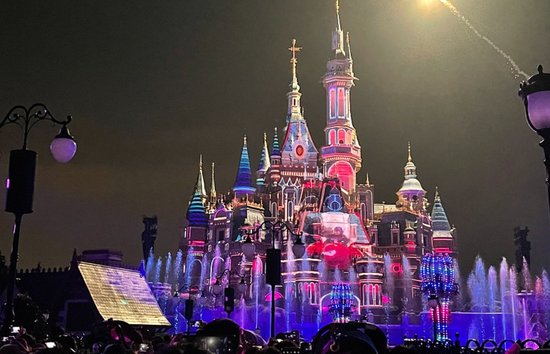  上海迪士尼十周年限定蒸包引发热议；米妮造型套餐定价引网友广泛讨论；景区物价平衡需兼顾体验与感知。 文化旅游