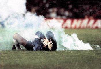  世界杯历史上最离奇的“伤侵”：一位门将如何亲手毁掉自己的职业生涯 体育新闻