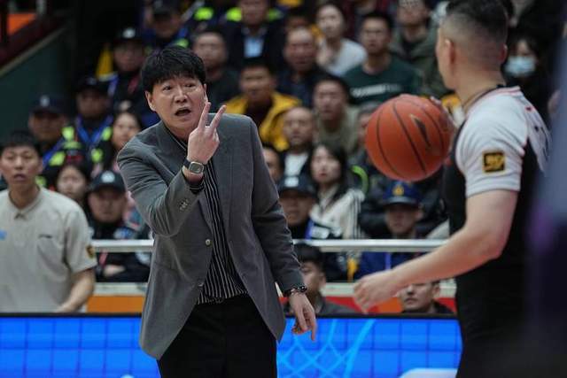  从30分惨败到力克广东：山东男篮的战术蜕变与执行力重建 体育新闻