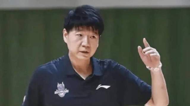  从30分惨败到力克广东：山东男篮的战术蜕变与执行力重建 体育新闻