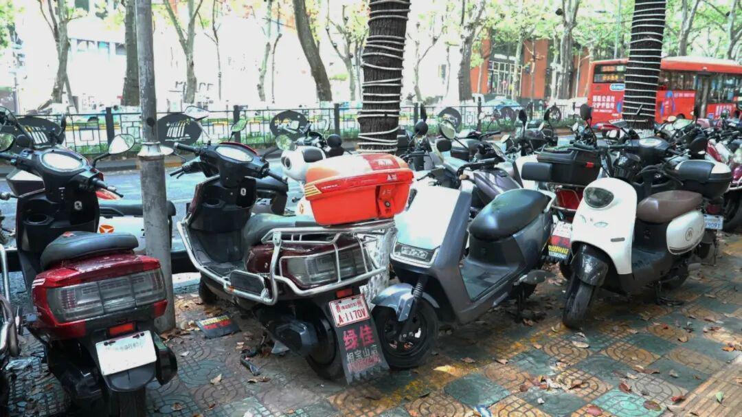  【深度调查】贵阳宝山北路150米人行道失守：电动车占道乱象背后的城市治理困局 新闻