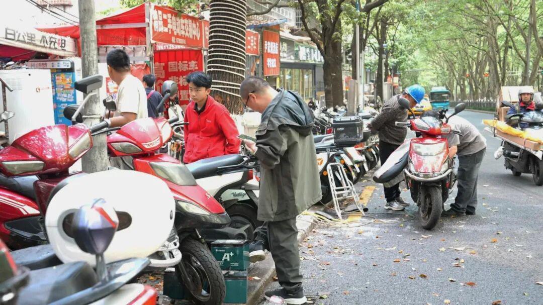  【深度调查】贵阳宝山北路150米人行道失守：电动车占道乱象背后的城市治理困局 新闻